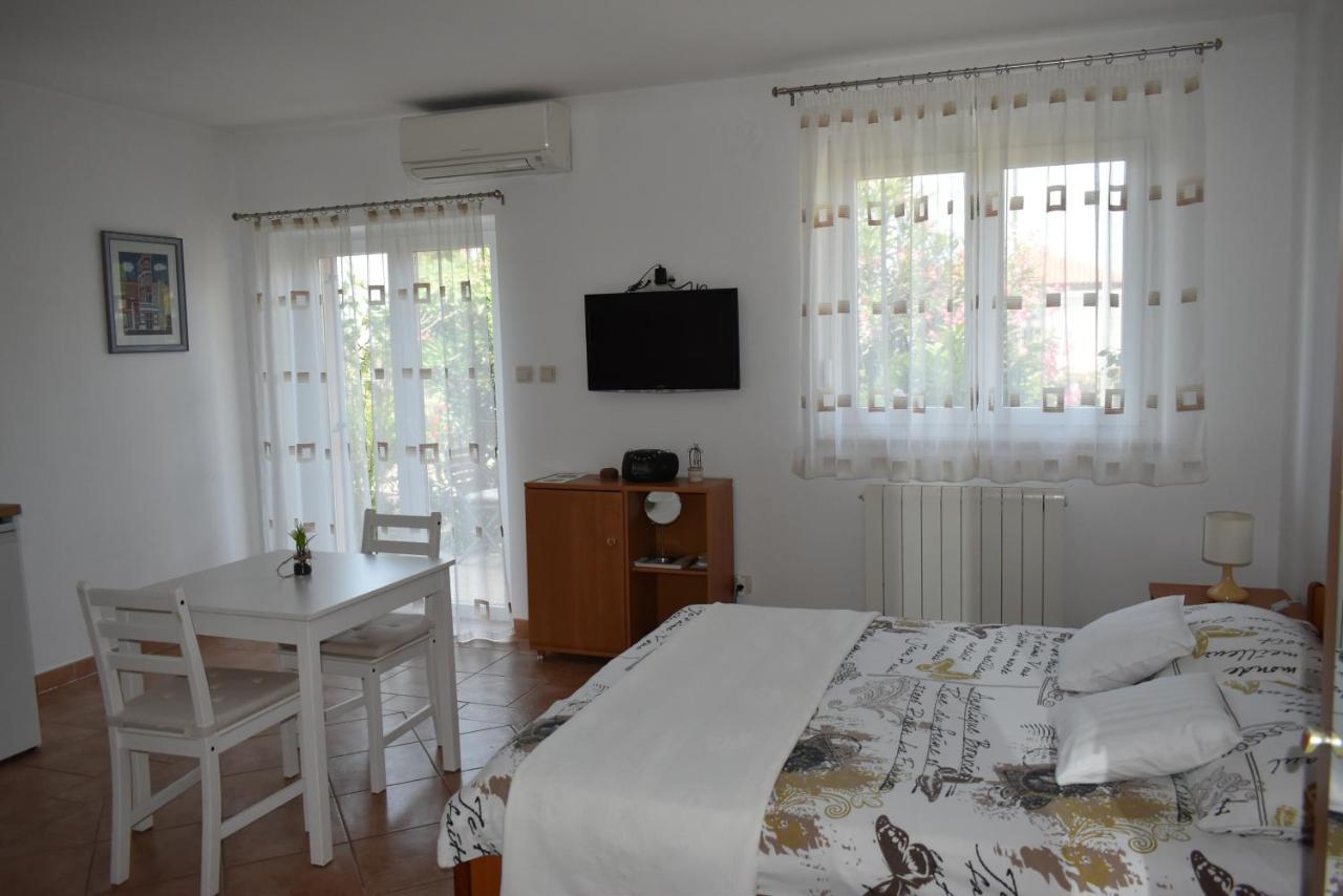 Studio Max With Parking Rovinj Exterior foto